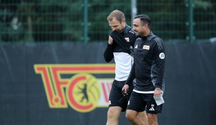 Trainer Bo Svensson redet mit Co Trainer Babak Keyhanfar Aktion Oberkörper Fußball Fussball Training 1.Bundesliga Herren DFL Saison 2024 2025 24.09.2024 1.FC Union Berlin FCU DFL regulations prohibit any use of photographs as image sequences and or quasi-video. *** Coach Bo Svensson talks to co-coach Babak Keyhanfar Action upper body Sport Football Soccer Training 1 Bundesliga Men DFL Season 2024 2025 24 09 2024 1 FC Union Berlin FCU DFL regulations prohibit any use of photographs as image sequences and or quasi video
