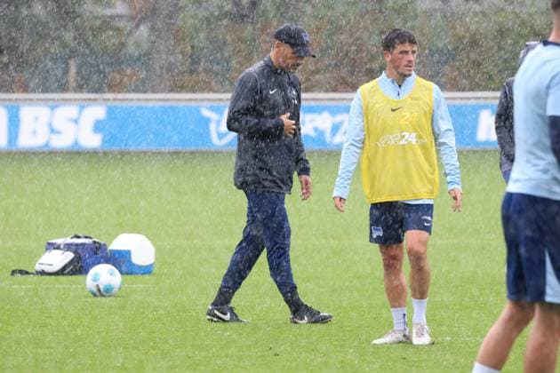 DEU, DFL, 2. FBL Hertha BSC, Training, 24.09.2024, Sportforum, Berlin, DEU, DFL, 2. FBL Hertha BSC, Training, im Bild Cheftrainer Cristian Fiel (Hertha BSC Berlin), Diego Demme (Hertha BSC Berlin 6) DFL - regulations prohibit any use of Photographs as image sequences and or quasi-video Foto: Juergen Engler nordphoto GmbH