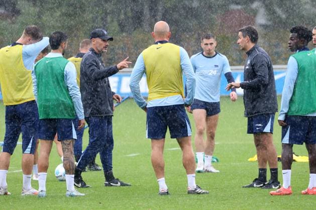DEU, DFL, 2. FBL Hertha BSC, Training, 24.09.2024, Sportforum, Berlin, DEU, DFL, 2. FBL Hertha BSC, Training, im Bild Cheftrainer Cristian Fiel (Hertha BSC Berlin), Co-Trainer Jaime Monroy (Hertha BSC Berlin), Hertha-Spielerkreis DFL - regulations prohibit any use of Photographs as image sequences and or quasi-video Foto: Juergen Engler nordphoto GmbH