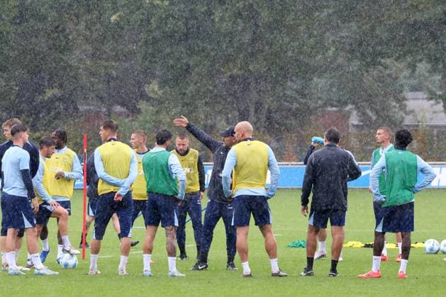 DEU, DFL, 2. FBL Hertha BSC, Training, 24.09.2024, Sportforum, Berlin, DEU, DFL, 2. FBL Hertha BSC, Training, im Bild Cheftrainer Cristian Fiel (Hertha BSC Berlin), Hertha-Spielerkreis DFL - regulations prohibit any use of Photographs as image sequences and or quasi-video Foto: Juergen Engler nordphoto GmbH