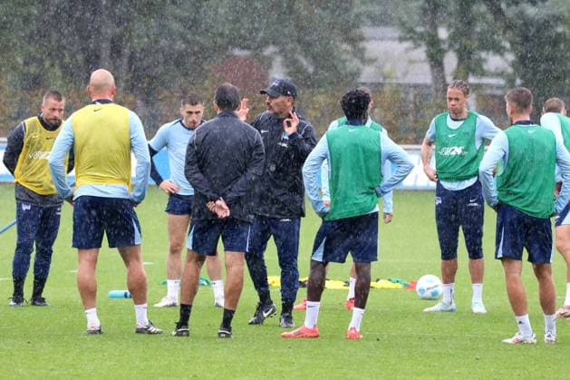 DEU, DFL, 2. FBL Hertha BSC, Training, 24.09.2024, Sportforum, Berlin, DEU, DFL, 2. FBL Hertha BSC, Training, im Bild Cheftrainer Cristian Fiel (Hertha BSC Berlin), Hertha-Spielerkreis DFL - regulations prohibit any use of Photographs as image sequences and or quasi-video Foto: Juergen Engler nordphoto GmbH