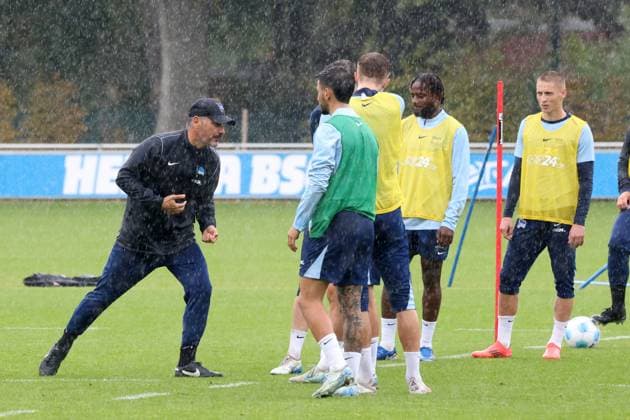 DEU, DFL, 2. FBL Hertha BSC, Training, 24.09.2024, Sportforum, Berlin, DEU, DFL, 2. FBL Hertha BSC, Training, im Bild Cheftrainer Cristian Fiel (Hertha BSC Berlin), Hertha-Spielerkreis DFL - regulations prohibit any use of Photographs as image sequences and or quasi-video Foto: Juergen Engler nordphoto GmbH