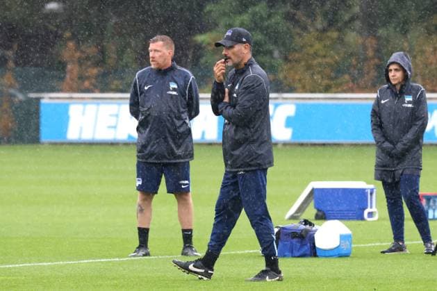 DEU, DFL, 2. FBL Hertha BSC, Training, 24.09.2024, Sportforum, Berlin, DEU, DFL, 2. FBL Hertha BSC, Training, im Bild Cheftrainer Cristian Fiel (Hertha BSC Berlin), Andreas Zecke Neuendorf (Hertha BSC) DFL - regulations prohibit any use of Photographs as image sequences and or quasi-video Foto: Juergen Engler nordphoto GmbH
