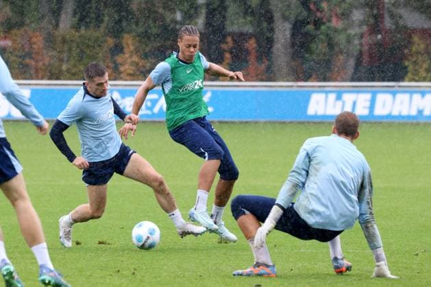 DEU, DFL, 2. FBL Hertha BSC, Training, 24.09.2024, Sportforum, Berlin, DEU, DFL, 2. FBL Hertha BSC, Training, im Bild Derry Scherhant (Hertha BSC Berlin 39), Jonjoe Kenny (Hertha BSC Berlin 16) DFL - regulations prohibit any use of Photographs as image sequences and or quasi-video Foto: Juergen Engler nordphoto GmbH