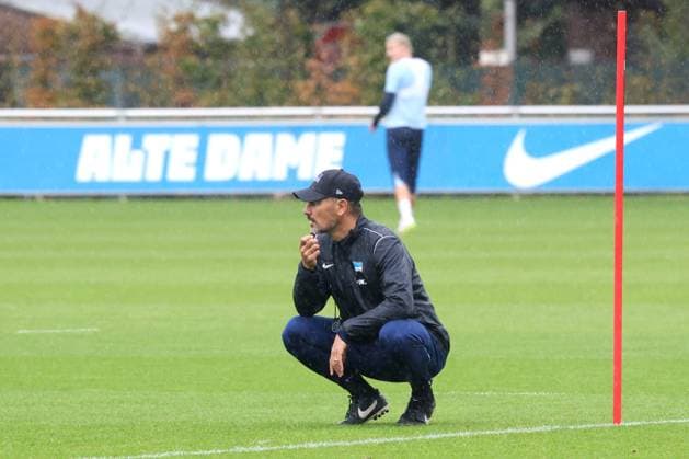 DEU, DFL, 2. FBL Hertha BSC, Training, 24.09.2024, Sportforum, Berlin, DEU, DFL, 2. FBL Hertha BSC, Training, im Bild Cheftrainer Cristian Fiel (Hertha BSC Berlin), Marten Winkler (Hertha BSC Berlin 22), verletzt DFL - regulations prohibit any use of Photographs as image sequences and or quasi-video Foto: Juergen Engler nordphoto GmbH