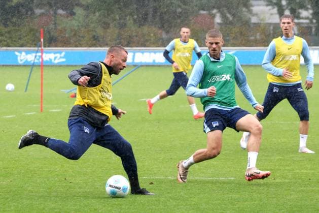 DEU, DFL, 2. FBL Hertha BSC, Training, 24.09.2024, Sportforum, Berlin, DEU, DFL, 2. FBL Hertha BSC, Training, im Bild Co-Trainer Patrick Ebert (Hertha BSC Berlin), Marton Dardai (Hertha BSC Berlin 31) DFL - regulations prohibit any use of Photographs as image sequences and or quasi-video Foto: Juergen Engler nordphoto GmbH