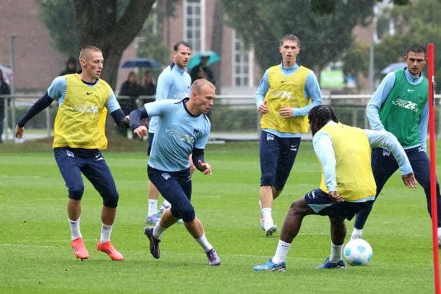 DEU, DFL, 2. FBL Hertha BSC, Training, 24.09.2024, Sportforum, Berlin, DEU, DFL, 2. FBL Hertha BSC, Training, im Bild Palko Dardai (Hertha BSC Berlin 20), Jon Dabur Thorsteinsson (Hertha BSC Berlin 24), Deyovaisio Zeefuik (Hertha BSC Berlin 42) DFL - regulations prohibit any use of Photographs as image sequences and or quasi-video Foto: Juergen Engler nordphoto GmbH