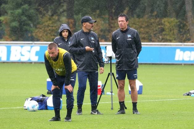 DEU, DFL, 2. FBL Hertha BSC, Training, 24.09.2024, Sportforum, Berlin, DEU, DFL, 2. FBL Hertha BSC, Training, im Bild Cheftrainer Cristian Fiel (Hertha BSC Berlin), Konditionstrainer Hendrik Kuchno (Hertha BSC Berlin), Co-Trainer Patrick Ebert (Hertha BSC Berlin) DFL - regulations prohibit any use of Photographs as image sequences and or quasi-video Foto: Juergen Engler nordphoto GmbH