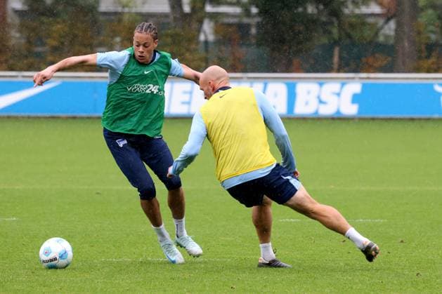 DEU, DFL, 2. FBL Hertha BSC, Training, 24.09.2024, Sportforum, Berlin, DEU, DFL, 2. FBL Hertha BSC, Training, im Bild Derry Scherhant (Hertha BSC Berlin 39), Toni Leistner (Hertha BSC Berlin 37) DFL - regulations prohibit any use of Photographs as image sequences and or quasi-video Foto: Juergen Engler nordphoto GmbH