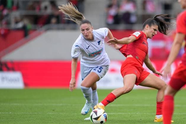 Fußball, Google Pixel Frauen Bundesliga, 20240923, FC Bayern München - TSG Hoffenheim. Im Bild v.l. Melissa KÖSSLER (TSG Hoffenheim, 25), Jovana DAMNJANOVIC (FC Bayern München Frauen, 9) Zweikampf Ball Foulspiel Foul. München FC Bayern Campus Bayern Deutschland Copyright: Passion2Press MarkusxFischerx