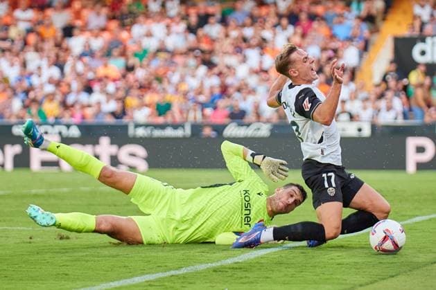 Sport Themen der Woche KW39 Sport Bilder des Tages La Liga EA Sports, Valencia CF v CA Osasuna VALENCIA, SPAIN - SEPTEMBER 24: Dani Gomez Centre-Forward of Valencia CF competes for the ball with Sergio Herrera, Goalkeeper of CA Osasuna during the La liga EA Sports match between Valencia CF and CA Osasuna at Mestalla Stadium on September 24, 2024 in Villarreal, Spain. (Photo by Jose Torres Photo Players Images Magara Press) Valencia Mestalla Stadium Spain Copyright: xJosexTorresx