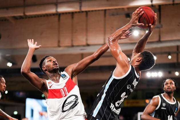 Sport Themen der Woche KW39 Sport Bilder des Tages Kenneth Ogbe (Veolia Towers Hamburg, 25) im Zweikampf, Joel Ayayi (JL Bourg-en-Bresse, 11), GER, Veolia Towers Hamburg vs JL Bourg-en-Bresse, Basketball, EuroCup, Spieltag 1, Saison 2024 2025, 24.09.2024 GER, Veolia Towers Hamburg vs JL Bourg-en-Bresse, Basketball, EuroCup, Spieltag 1, Saison 2024 2025, 24.09.2024 Hamburg *** Kenneth Ogbe Veolia Towers Hamburg, 25 in duel, Joel Ayayi JL Bourg en Bresse, 11 , GER, Veolia Towers Hamburg vs JL Bourg en Bresse, Basketball, EuroCup, Matchday 1, Season 2024 2025, 24 09 2024 GER, Veolia Towers Hamburg vs JL Bourg en Bresse, Basketball, EuroCup, Matchday 1, Season 2024 2025, 24 09 2024 Hamburg Copyright: xEibner-Pressefoto MaxxVincenx EP_MVN