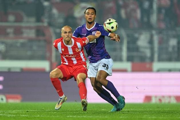 3. Liga - VfL Osnabrück - FC Energie Cottbus am 24.09.2024 an der Bremer Brücke in Osnabrück Phil Halbauer (Cottbus) im Zweikampf gegen Yigit Karademir (Osnabrueck)