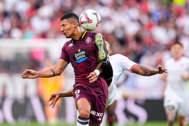 Sport Themen der Woche KW39 Sport Bilder des Tages September 24, 2024, Sevilla, Sevilla, SPAIN: Marcos Andre of Real Valladolid in action during the Spanish league, La Liga EA Sports, football match played between Sevilla FC and Real Valladolid at Ramon Sanchez-Pizjuan stadium on September 24, 2024, in Sevilla, Spain. Sevilla SPAIN - ZUMAa181 20240924_zaa_a181_127 Copyright: xJoaquinxCorcherox