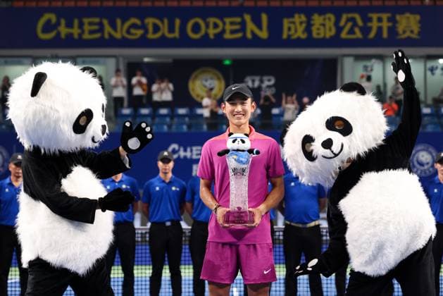 Sport Themen der Woche KW39 Sport Bilder des Tages CHENGDU, CHINA - SEPTEMBER 24: Champion Jerry Shang Juncheng of China celebrates after winning the Men s Singles Final match against Lorenzo Musetti of Italy on day 7 of 2024 Chengdu Open at Sichuan International Tennis Center on September 24, 2024 in Chengdu, Sichuan Province of China.  Copyright: xWuxZhizhaox 111519895137