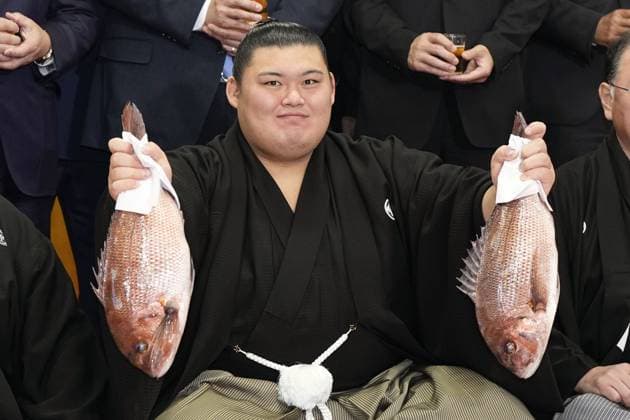 Sport Themen der Woche KW39 Sport Bilder des Tages Sumo: Onosato earns promotion to ozeki Sumo wrestler Onosato celebrates at his Nishonoseki stable in Ami, Ibaraki Prefecture, on Sept. 25, 2024, following his promotion to the s second-highest rank of ozeki at a ceremony in the eastern Japan town. Onosato clinched the Emperor s Cup in the 15-day Autumn Grand Sumo Tournament in Tokyo that concluded on Sept. 22.  A14AA0003491359P