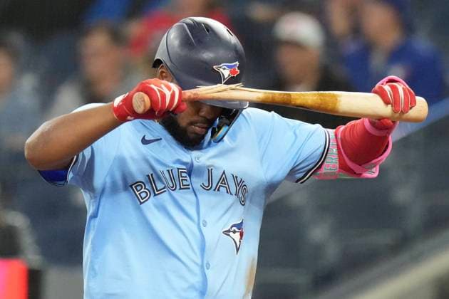 Sport Themen der Woche KW39 Sport Bilder des Tages September 24, 2024, Toronto, On, CAN: Toronto Blue Jays Vladimir Guerrero Jr. raises his broken bat after flying out against the Boston Red Sox in the tenth inning of American League MLB, Baseball Herren, USA baseball action in Toronto on Tuesday, September 24, 2024. MLB 2024: Red Sox 6:5 Blue Jays  - ZUMAc35_ 20240924_zaf_c35_234 Copyright: xChrisxYoungx
