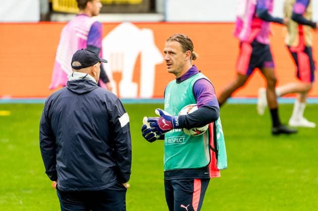 240925 Goalkeeper coach Jonnie Fedel and Goalkeeper Johan Dahlin of Malmö FF during a training session with Malmö FF on September 25, 2024 in Malmö. Photo: Christian Örnberg BILDBYRAN COP 166 CO0469 fotboll football soccer fotball uefa europa league träning practice training malmö ff bbeng Copyright: CHRISTIANxÖRNBERG BB240925CO013