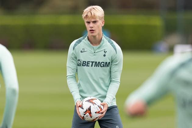 Tottenham Hotspur 25 09 2024. Training Session Tottenham Hotspur midfielder Lucas Bergvall (15) during the training session for Tottenham Hotspur, ahead of the Europa League match against Qarabag at Tottenham Hotspur Stadium, London, United Kingdom on 25 September 2024. London Tottenham Hotspur Stadium London United Kingdom Editorial use only , Copyright: xIanxStephenx PSI-20486-0014