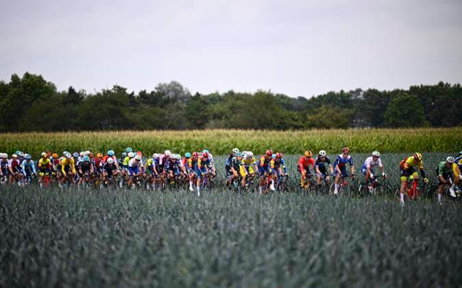 OMLOOP VAN HET HOUTLAND 2024 LICHTERVELDE, BELGIUM - SEPTEMBER 25 : illustration picture peloton pictured during the Omloop van het Houtland 2024 Cycling race with start in Eernegem and finish in Lichtervelde (195,3km). On September 25, 2024 in Lichtervelde, Belgium, 25 09 2024 Lichtervelde Belgium  Copyright: xGvgx