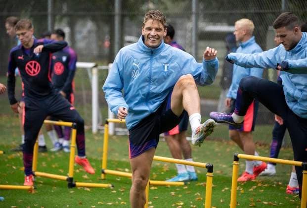 Sport Bilder des Tages MALMÖ 2024-09-25 Jens Stryger Larsen i regnet pa Hybrien vid onsdagens träning med MFF inför Europa League matchen mot Rangers. STAD SVERIGE x50090x