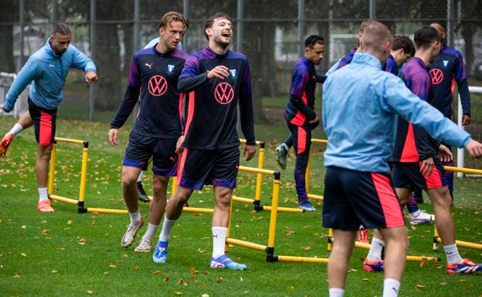 MALMÖ 2024-09-25 En glad Colin Rösler i regnet pa Hybrien vid onsdagens träning med MFF inför Europa League matchen mot Rangers. STAD SVERIGE x50090x