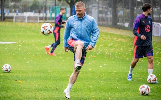 MALMÖ 2024-09-25 Anders Christiansen i regnet pa Hybrien vid onsdagens träning med MFF inför Europa League matchen mot Rangers. STAD SVERIGE x50090x
