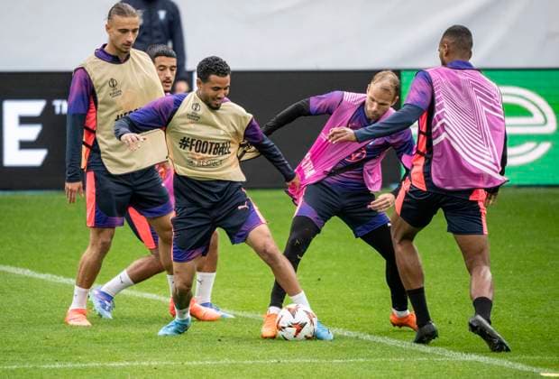 MALMÖ 2024-09-25 Sergio Pena och Oscar Lewicki i kamp om bollen vid onsdagens träning med MFF pa Eleda Stadion inför Europa League matchen mot Rangers. STAD SVERIGE x50090x