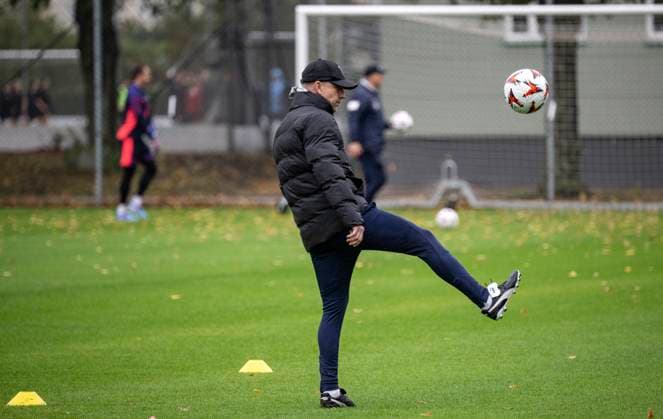 MALMÖ 2024-09-25 Tränare Henrik Rydström visar sina skills i regnet pa Hybrien vid onsdagens träning med MFF inför Europa League matchen mot Rangers. STAD SVERIGE x50090x