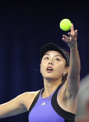 (240925) -- BEIJING, Sept. 25, 2024 -- Wang Qiang of China serves during the women s singles first round match against Alycia Parks of the United States at 2024 China Open tennis tournament in Beijing, capital of China, Sept. 25, 2024. ) (SP)CHINA-BEIJING-TENNIS-CHINA OPEN-WOMEN S SINGLES (CN) BaixXuefei 