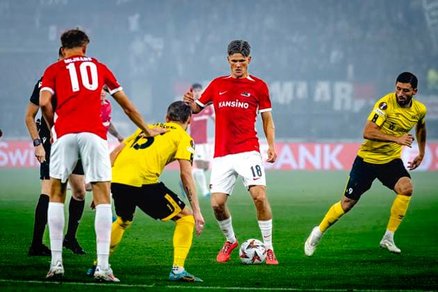 AZ Alkmaar defender David Moller Wolfe, during the match AZ - Elfsborg at the AZ Stadium for the UEFA Europa League - League phase - Matchday 1 season 2024-2025 in ALKMAAR, Netherlands on 25 september 2024, (photo by Marcel van Dorst EYE4images DeFodi Images) Defodi-746_190444