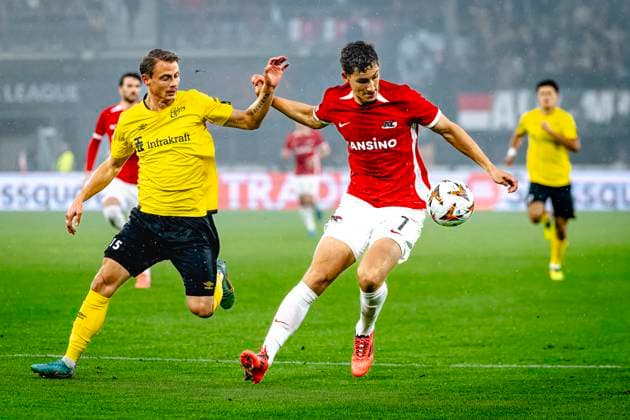IF Elfsborg midfielder Simon Hedlund, AZ Alkmaar forwarder Ruben van Bommel, during the match AZ - Elfsborg at the AZ Stadium for the UEFA Europa League - League phase - Matchday 1 season 2024-2025 in ALKMAAR, Netherlands on 25 september 2024, (photo by Marcel van Dorst EYE4images DeFodi Images) Defodi-746_190454