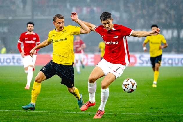IF Elfsborg midfielder Simon Hedlund, AZ Alkmaar forwarder Ruben van Bommel, during the match AZ - Elfsborg at the AZ Stadium for the UEFA Europa League - League phase - Matchday 1 season 2024-2025 in ALKMAAR, Netherlands on 25 september 2024, (photo by Marcel van Dorst EYE4images DeFodi Images) Defodi-746_190453