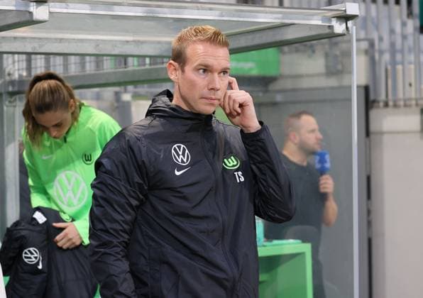 Frauen UWCL: VfL Wolfsburg vs AC Florenz Wolfsburg, 25.09.2024, Fußball, Frauen, Saison 24 25, Women s Champions League, Qualifikation, 2. Runde, Rückspiel, VfL Wolfsburg vs ACF Fiorentina, Bild zeigt: VfL-Trainer Tommy Stroot Wolfsburg