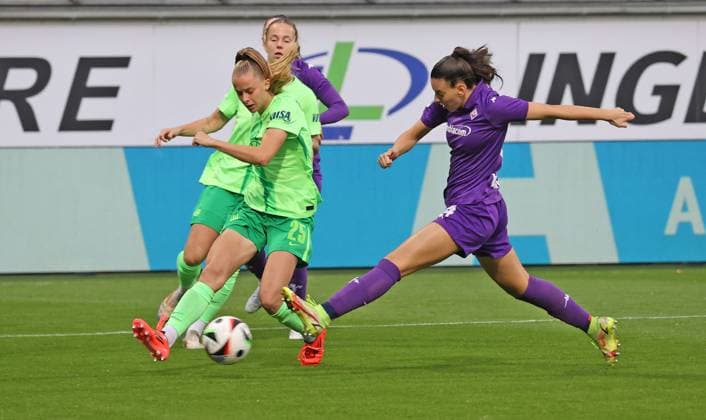 Frauen UWCL: VfL Wolfsburg vs AC Florenz Wolfsburg, 25.09.2024, Fußball, Frauen, Saison 24 25, Women s Champions League, Qualifikation, 2. Runde, Rückspiel, VfL Wolfsburg vs ACF Fiorentina, Bild zeigt: Vivien Endemann (VfL, 25) Wolfsburg