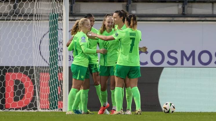 v.li.: Spielerinnen vom VfL Wolfsburg mit Torjubel, Jubel, jubeln, jubelt, optimistisch, Spielszene, Highlight, Freude über das Tor zum 2:0, 25.09.2024, Wolfsburg (Deutschland), Fussball, UEFA Womens Champions League, VfL Wolfsburg - AC Florenz