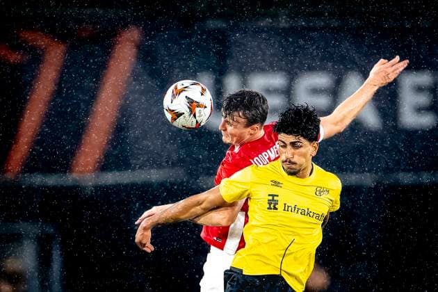 AZ Alkmaar midfielder Peer Koopmeiners, IF Elfsborg midfielder Ahmed Qasem, during the match AZ - Elfsborg at the AZ Stadium for the UEFA Europa League - League phase - Matchday 1 season 2024-2025 in ALKMAAR, Netherlands on 25 september 2024, (photo by Marcel van Dorst EYE4images DeFodi Images) Defodi-746_190460