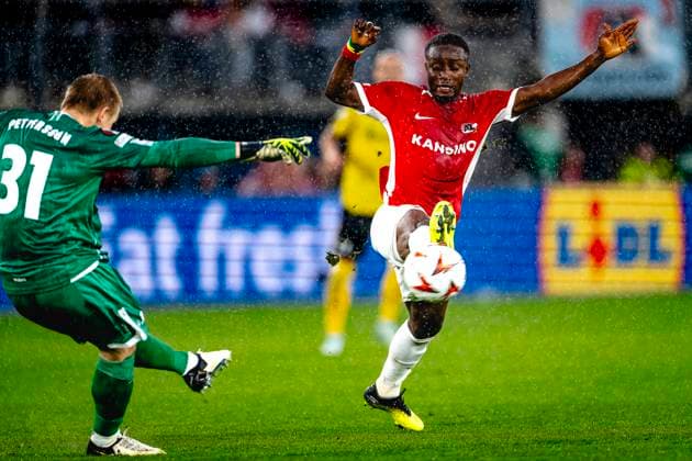IF Elfsborg goalkeeper Isak Pettersson, AZ Alkmaar forwarder Ibrahim Sadiq, during the match AZ - Elfsborg at the AZ Stadium for the UEFA Europa League - League phase - Matchday 1 season 2024-2025 in ALKMAAR, Netherlands on 25 september 2024, (photo by Marcel van Dorst EYE4images DeFodi Images) Defodi-746_190466