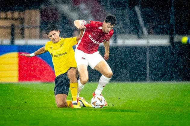 IF Elfsborg midfielder Besfort Zenelli, AZ Alkmaar forwarder Ruben van Bommel, during the match AZ - Elfsborg at the AZ Stadium for the UEFA Europa League - League phase - Matchday 1 season 2024-2025 in ALKMAAR, Netherlands on 25 september 2024, (photo by Marcel van Dorst EYE4images DeFodi Images) Defodi-746_190468
