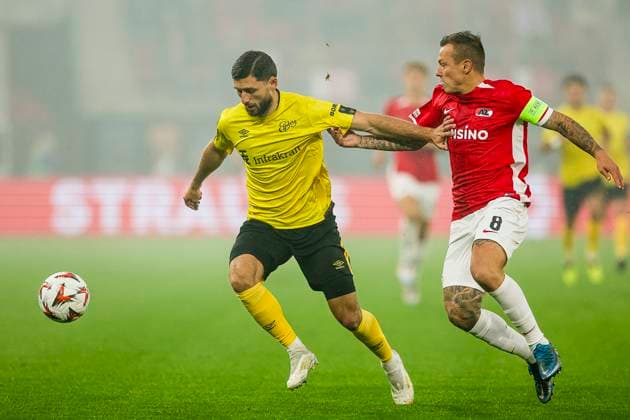 ALKMAAR - 25-09-2024, AFAS Stadium. UEFA Europa League, season 2024 2025 during the match AZ - Elfsborg. Elfsborg player Arber Zeneli, AZ player Jordy Clasie. AZ - Elfsborg  x26338488x Copyright: