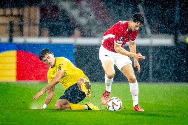 IF Elfsborg midfielder Besfort Zenelli, AZ Alkmaar forwarder Ruben van Bommel, during the match AZ - Elfsborg at the AZ Stadium for the UEFA Europa League - League phase - Matchday 1 season 2024-2025 in ALKMAAR, Netherlands on 25 september 2024, (photo by Marcel van Dorst EYE4images DeFodi Images) Defodi-746_190478