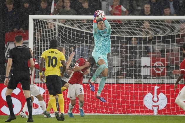 ALKMAAR - (l-r) Michael Baidoo of IF Elfsborg , Wouter Goes of AZ Alkmaar, AZ Alkmaar goalkeeper Rome-Jayden Owusu-Oduro during the UEFA Europa League match between AZ Alkmaar and IF Elfsborg at AFAS stadium on Sept. 25, 2024 in Alkmaar, Netherlands. ANP BART STOUTJESDIJK UEFA Europa League 2024 25 League Phase MD1 2024 25 xVIxANPxSportx xxANPxIVx 509362424 originalFilename: 509362424.jpg