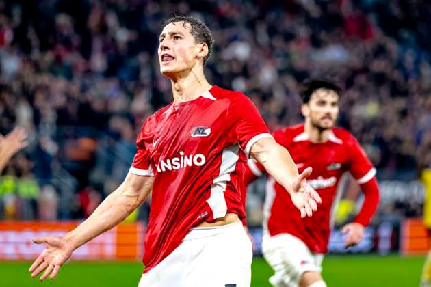 AZ Alkmaar forwarder Ruben van Bommel scores the 1-1 and celebrating the goal, during the match AZ - Elfsborg at the AZ Stadium for the UEFA Europa League - League phase - Matchday 1 season 2024-2025 in ALKMAAR, Netherlands on 25 september 2024, (photo by Marcel van Dorst EYE4images DeFodi Images) Defodi-746_190497