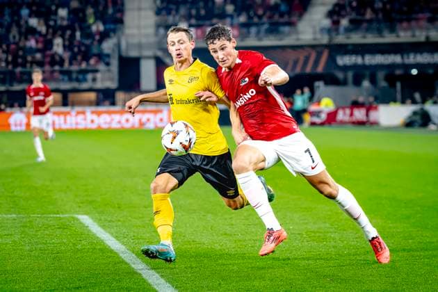IF Elfsborg midfielder Simon Hedlund, AZ Alkmaar forwarder Ruben van Bommel, during the match AZ - Elfsborg at the AZ Stadium for the UEFA Europa League - League phase - Matchday 1 season 2024-2025 in ALKMAAR, Netherlands on 25 september 2024, (photo by Marcel van Dorst EYE4images DeFodi Images) Defodi-746_190505