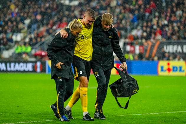 ALKMAAR - 25-09-2024, AFAS Stadium. UEFA Europa League, season 2024 2025 during the match AZ - Elfsborg. Elfsborg player Arber Zeneli injury. fotboll football soccer fotball uefa europa league az alkmaar elfsborg bbeng Copyright: SONNYxLENSEN BB240925BB418