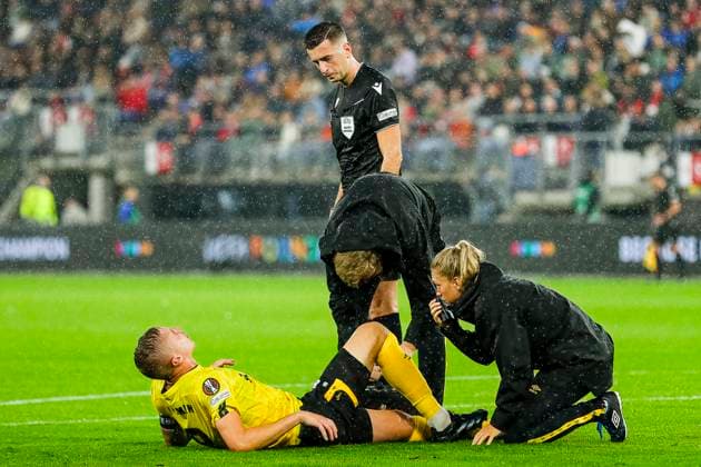 ALKMAAR - 25-09-2024, AFAS Stadium. UEFA Europa League, season 2024 2025 during the match AZ - Elfsborg. Elfsborg player Sebastian Holmen, injury treatment. fotboll football soccer fotball uefa europa league az alkmaar elfsborg bbeng Copyright: SONNYxLENSEN BB240925BB420