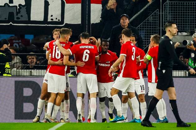 ALKMAAR - 25-09-2024, AFAS Stadium. UEFA Europa League, season 2024 2025 during the match AZ - Elfsborg. AZ player Ruben van Bommel, celebrating the win. 2-1. fotboll football soccer fotball uefa europa league az alkmaar elfsborg bbeng Copyright: VINCENTxDExVRIES BB240925BB432