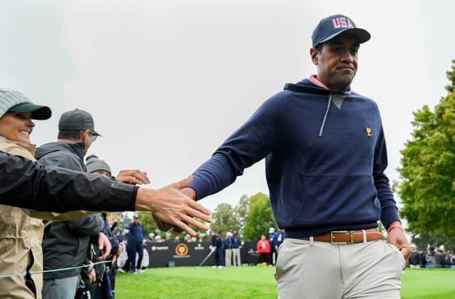 September 25, 2024, Montreal, Pq, Canada: Fans reach out to United States team member Tony Finau during a practice round at the Presidents Cup at Royal Montreal Golf Club in Montreal, Wednesday, Sept. 25, 2024. Canada News - September 25, 2024  - ZUMAc35_ 20240925_zaf_c35_051 Copyright: xGrahamxHughesx