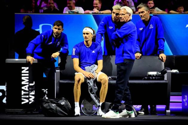DEU, Tennis, Laver-Cup Finale, 22.09.2024, Uber-Arena, Berlin, DEU, Tennis, Laver-Cup Finale, im Bild Alexander Zverev, Team-Europa, Captain: Bjoern Borg Foto: Juergen Engler nordphoto GmbH *** DEU, Tennis, Laver Cup Final, 22 09 2024, Uber Arena, Berlin, DEU, Tennis, Laver Cup Final, in the picture Alexander Zverev, Team Europe, Captain Bjoern Borg Photo Juergen Engler nordphoto GmbH nordphotoxGmbHx xEngler nph00076