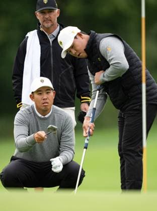 September 25, 2024, Montreal, Pq, CANADA: International team members Byeong Hun An, left, helps Si Woo Kim of South Korea, line up a putt on the 12th hole during practice at the Presidents Cup golf tournament at the Royal Montreal Golf Club, Wednesday, Sept. 25, 2024 in Montreal. Canada News - September 25, 2024 - ZUMAc35_ 20240925_zaf_c35_037 Copyright: xChristinnexMuschix